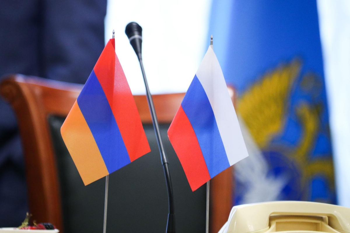 Главы военных ведомств России и Армении обсудили взаимодействие и сотрудничество