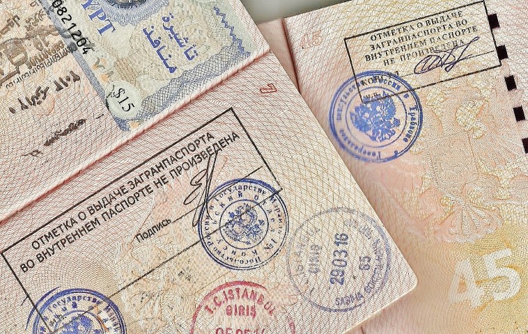 Президент Российской секции МПА объяснил, почему штампы в паспорте стали необязательными