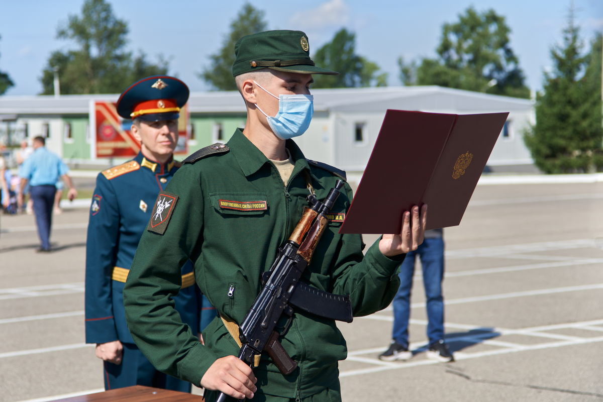 Заместитель главы военного ведомства поздравил новобранцев 100-го отдельного полка обеспечения с приведением к Военной присяге