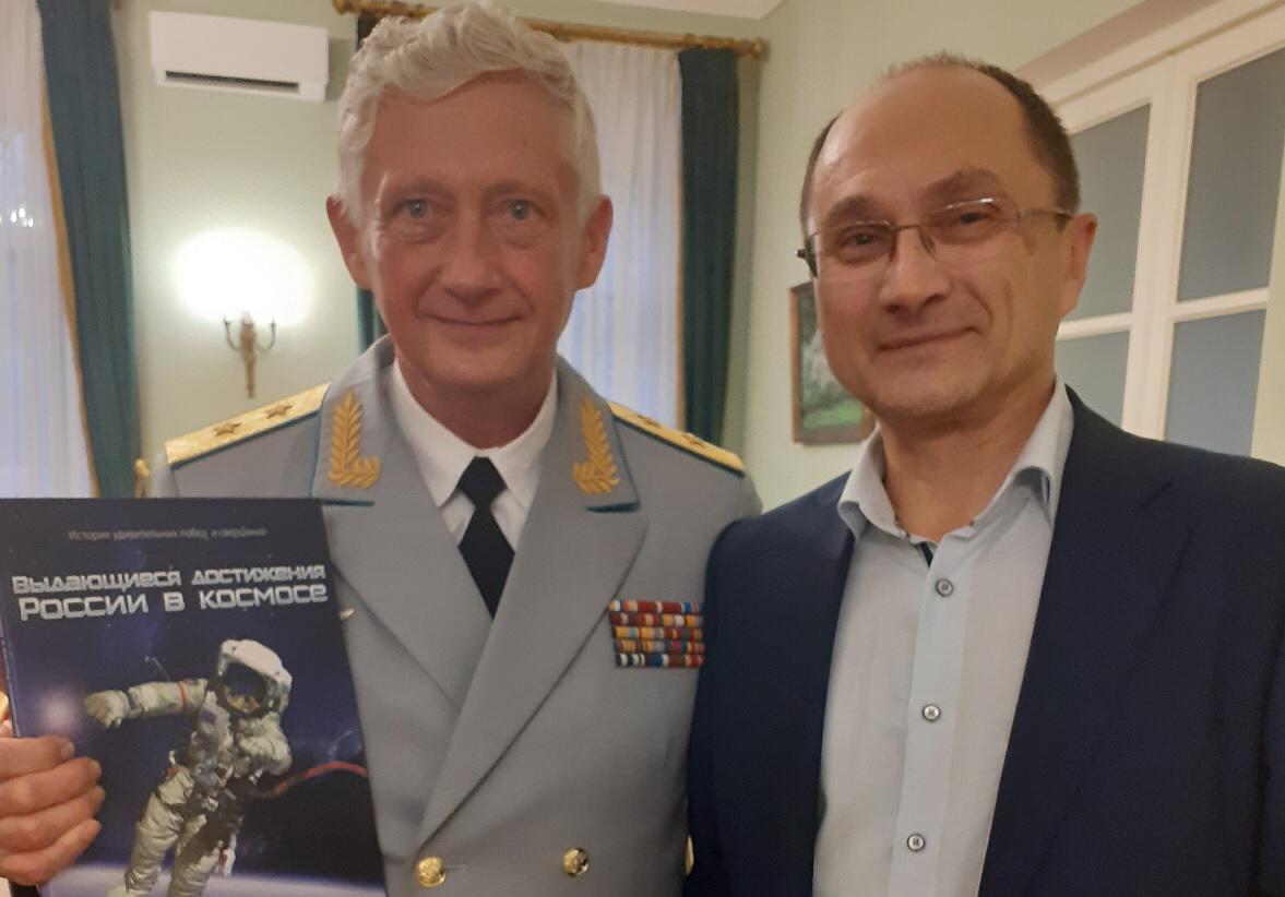 При поддержке 