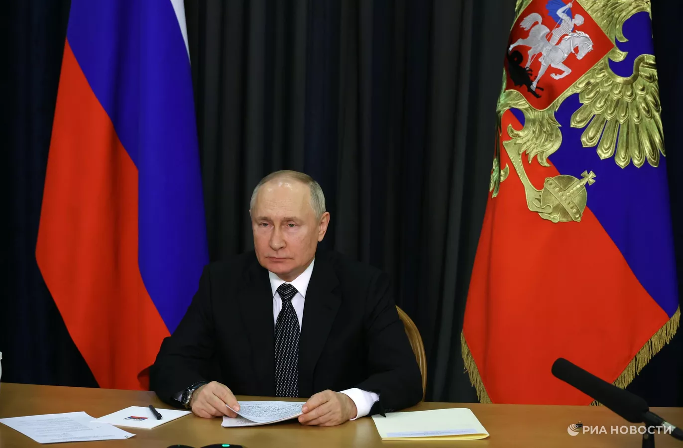 Владимир Путин получает данные о наводнениях в регионах, заявил Песков