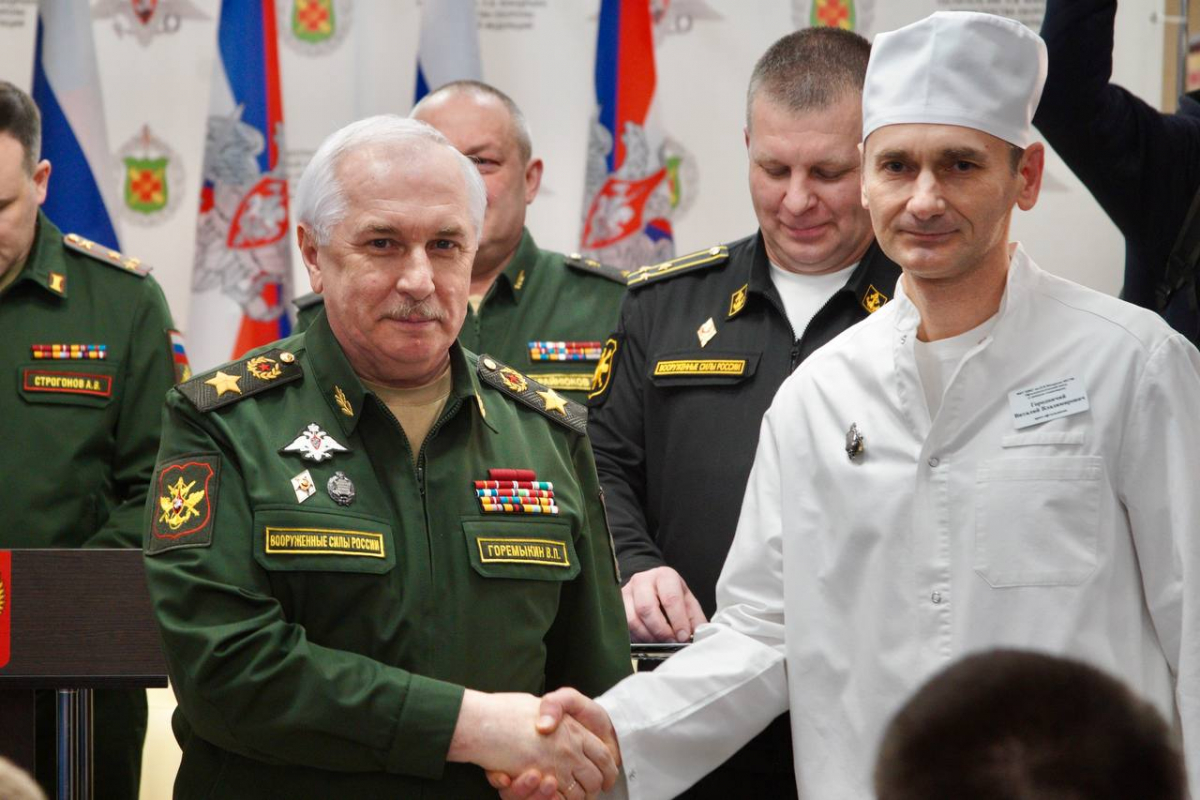 Замминистра обороны Российской Федерации Виктор Горемыкин вручил награды военнослужащим-участникам специальной военной операции