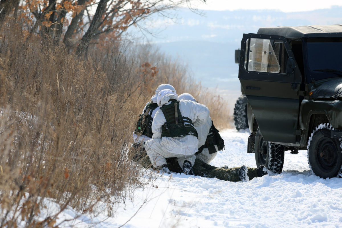 В Амурской области военнослужащие ВВО организовали засаду на колонну техники условного противника