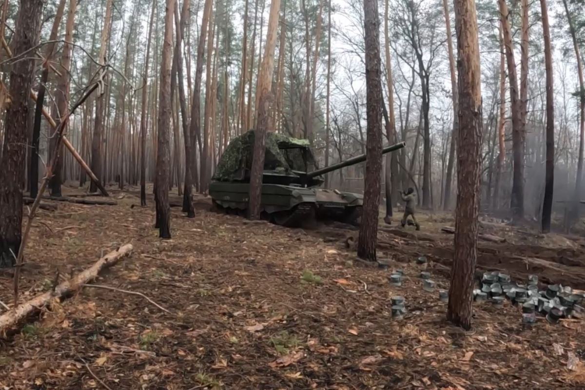 Экипажи танков Т-90М «Прорыв» общевойсковой армии группировки войск «Запад» уничтожили взводный опорный пункт с расчетом ВСУ в зоне проведения СВО