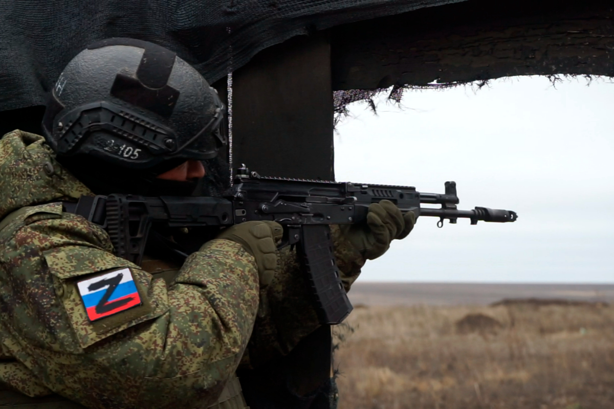 Военнослужащие, заключившие первый контракт с Минобороны России, обучаются приемам армейской тактической стрельбы в Ростовской области