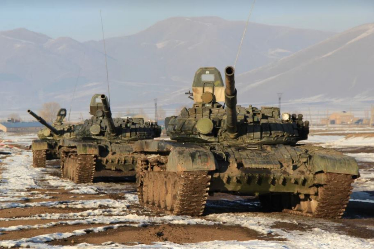 Танкисты военной базы ЮВО в Армении отработали элементы сложного маневрирования