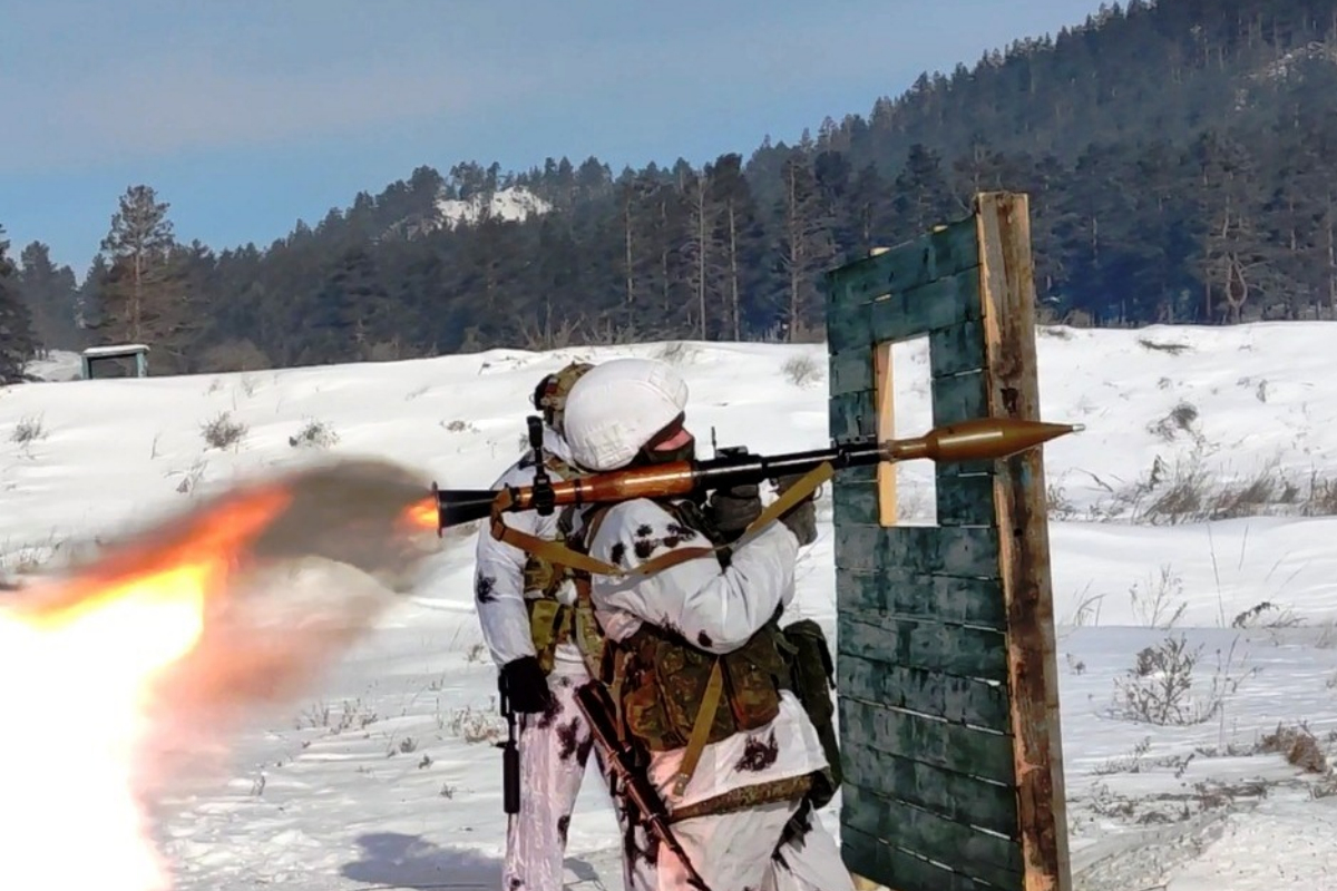 В Забайкалье военнослужащие мотострелкового соединения ВВО учились уничтожать танки из РПГ-7В