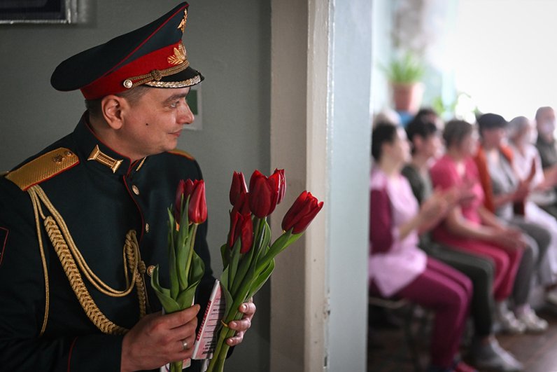 В Хабаровске артисты фронтовой бригады ансамбля песни и пляски ВВО выступили с концертом для военнослужащих, проходящих реабилитацию в военном клиническом госпитале