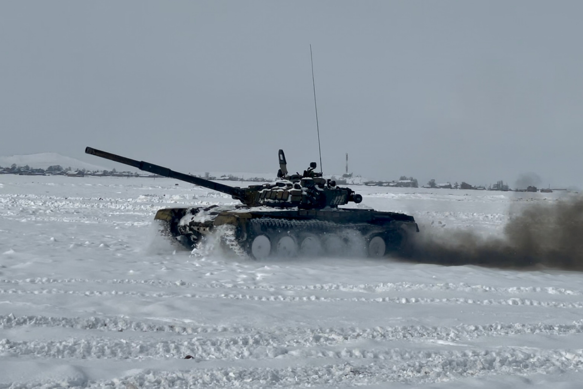 Танкисты военной базы ЮВО в Армении совершенствуют навыки вождения на полигоне «Алагяз»