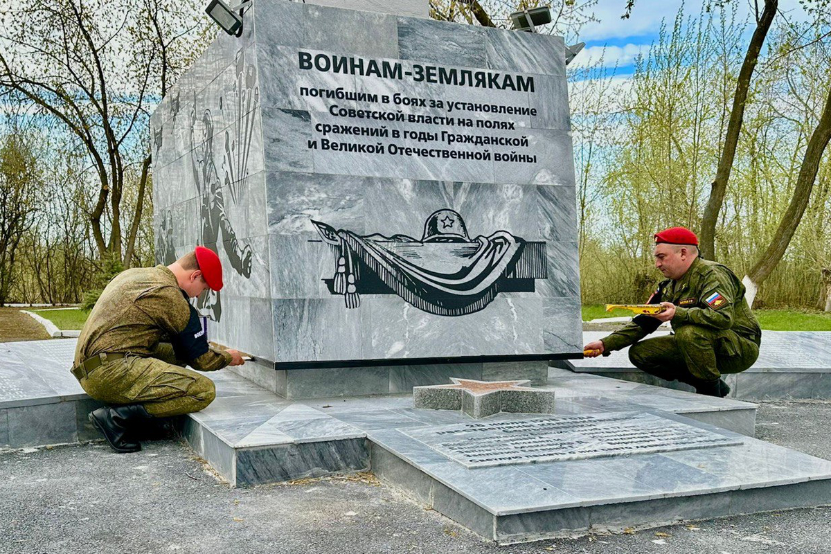 Военные полицейские ЦВО привели в порядок монумент, посвящённый воинам-землякам в Свердловской области