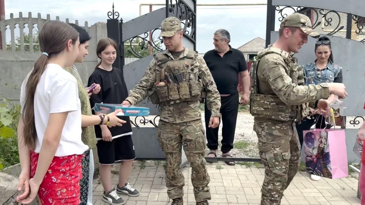 В зоне СВО военнослужащие с Сахалина поздравили многодетную семью из ДНР с Днем защиты детей