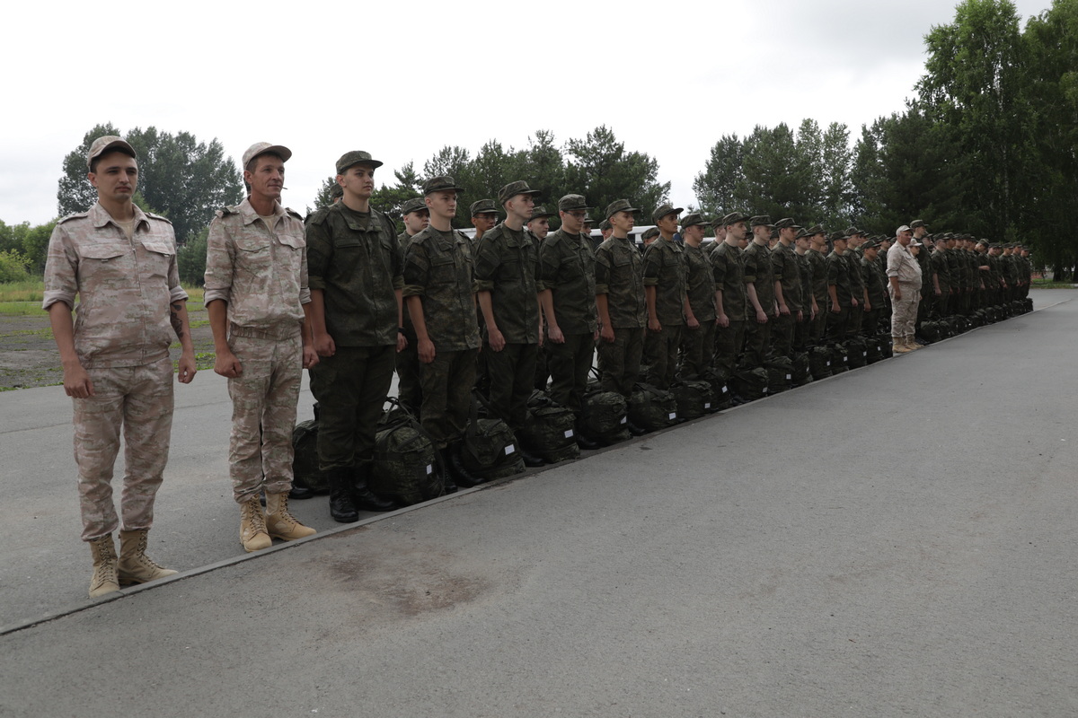 Более 350 призывников из Сибири отправились на военную службу в Южный военный округ
