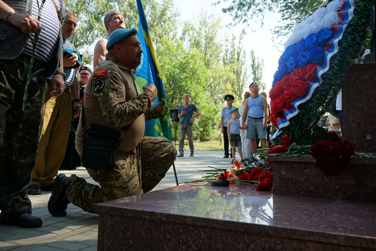Военнослужащие ЮВО приняли участие в возложении цветов в День ВДВ в Новочеркасске