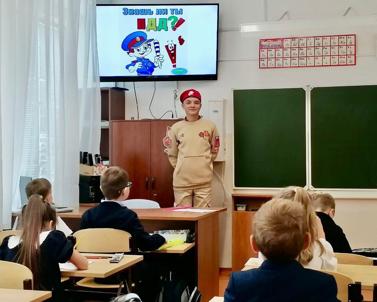 Юнармейцы Благовещенска провели урок безопасности дорожного движения для первоклассников