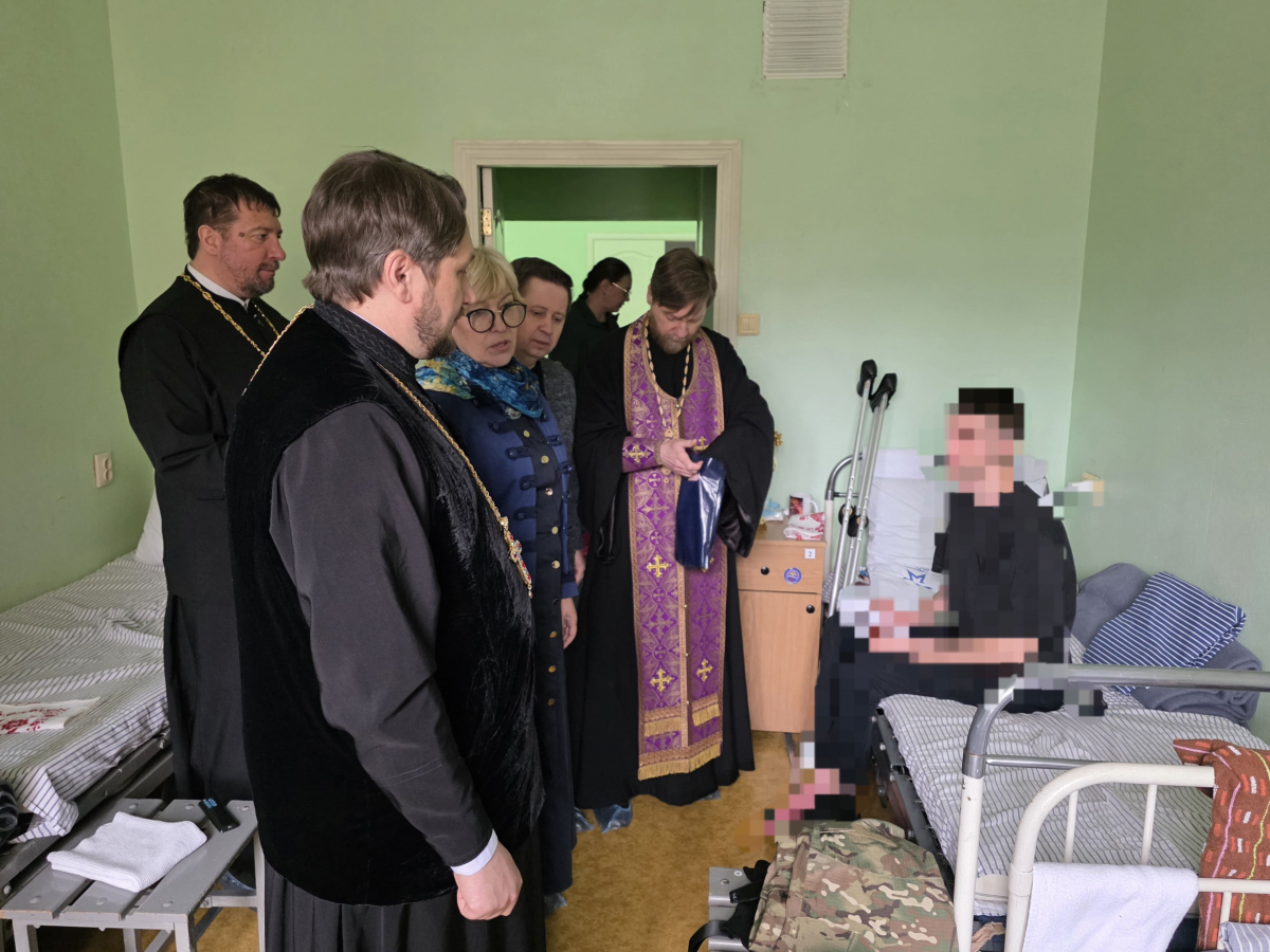 Пациентам военного госпиталя передали пасхальные подарки