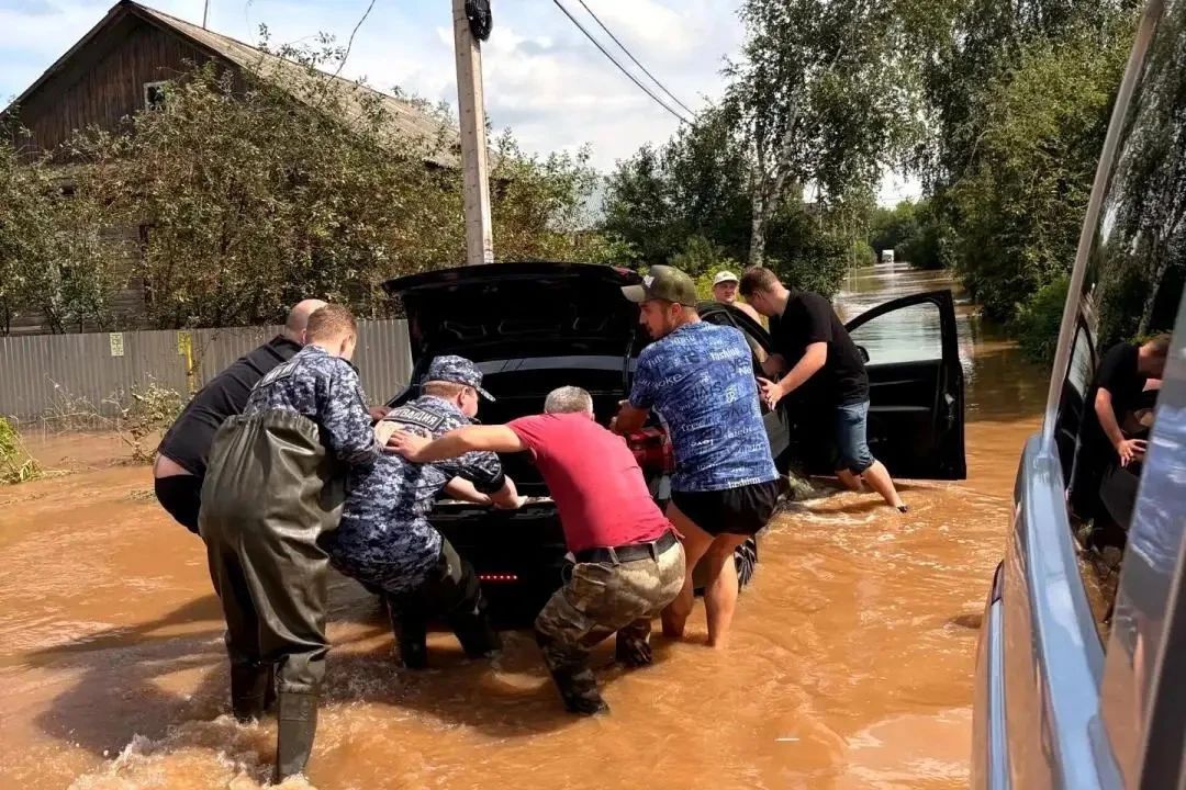 В Удмуртии росгвардейцы оказывают помощь жителям города Глазов, пострадавшим от подтопления